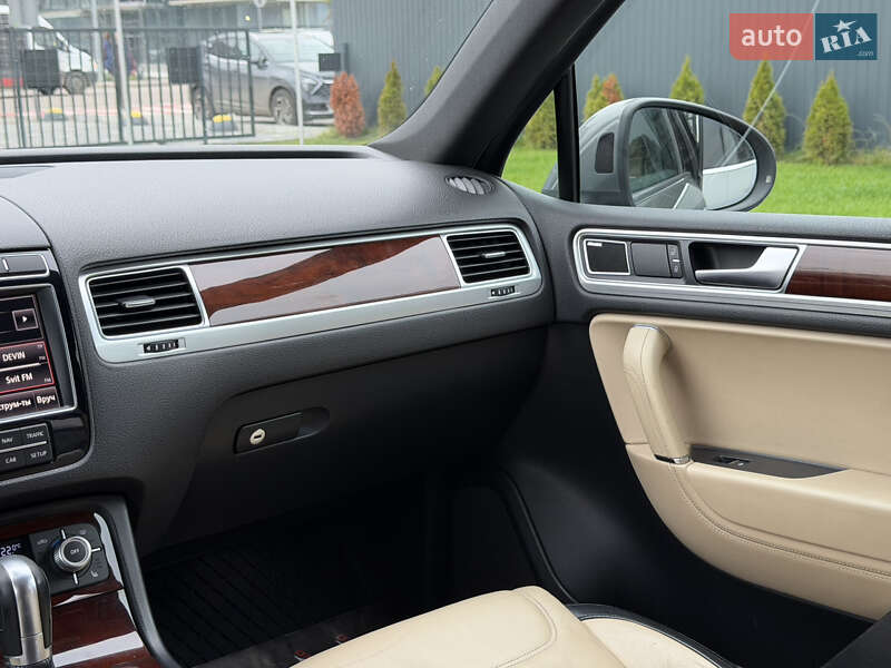 Внедорожник / Кроссовер Volkswagen Touareg 2015 в Ужгороде