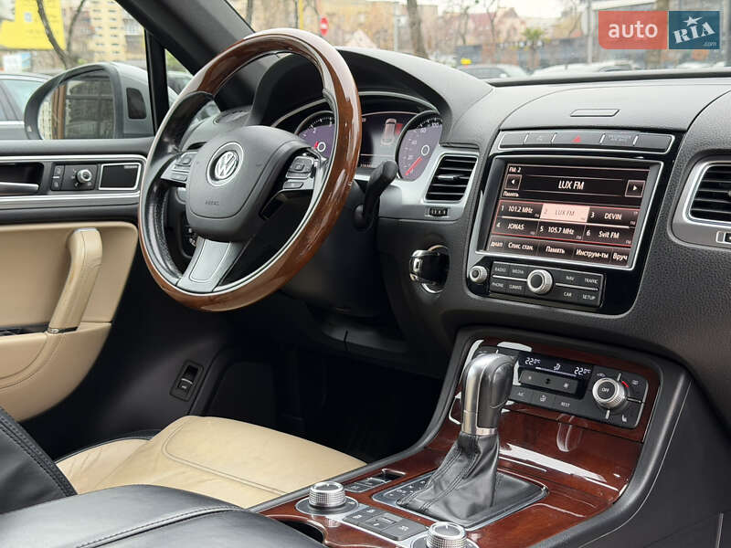 Внедорожник / Кроссовер Volkswagen Touareg 2015 в Ужгороде