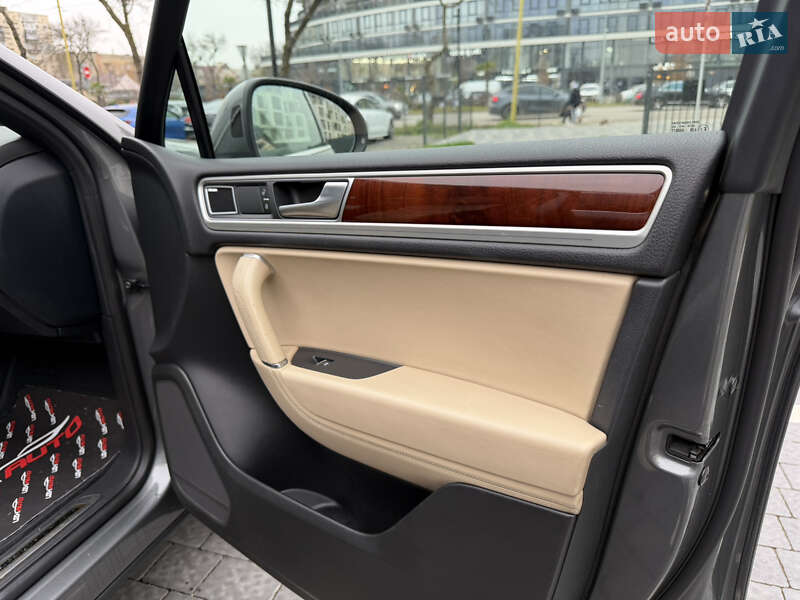 Внедорожник / Кроссовер Volkswagen Touareg 2015 в Ужгороде