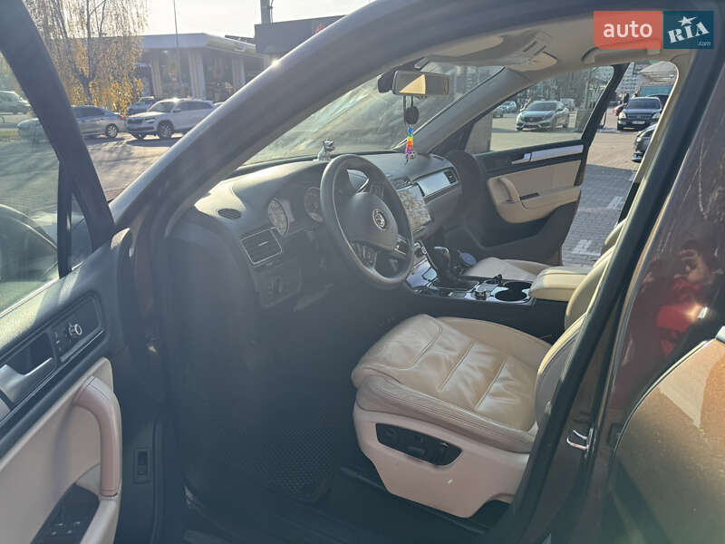 Внедорожник / Кроссовер Volkswagen Touareg 2013 в Вишневом