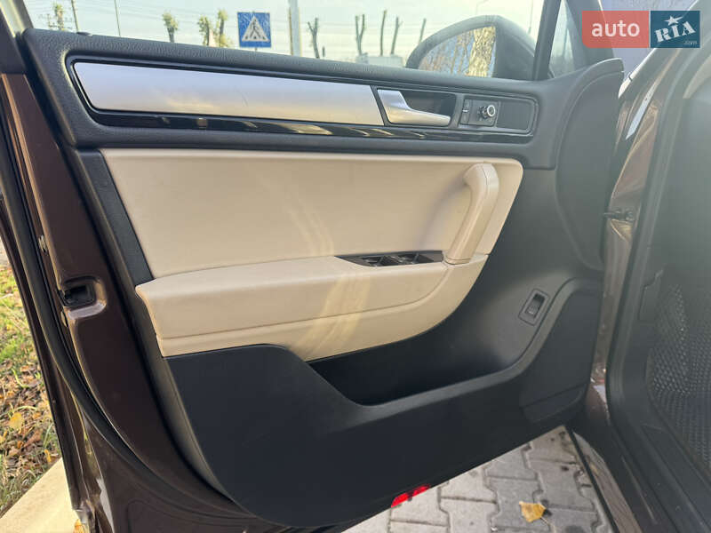 Внедорожник / Кроссовер Volkswagen Touareg 2013 в Вишневом