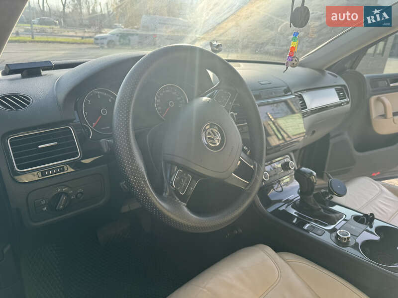 Внедорожник / Кроссовер Volkswagen Touareg 2013 в Вишневом