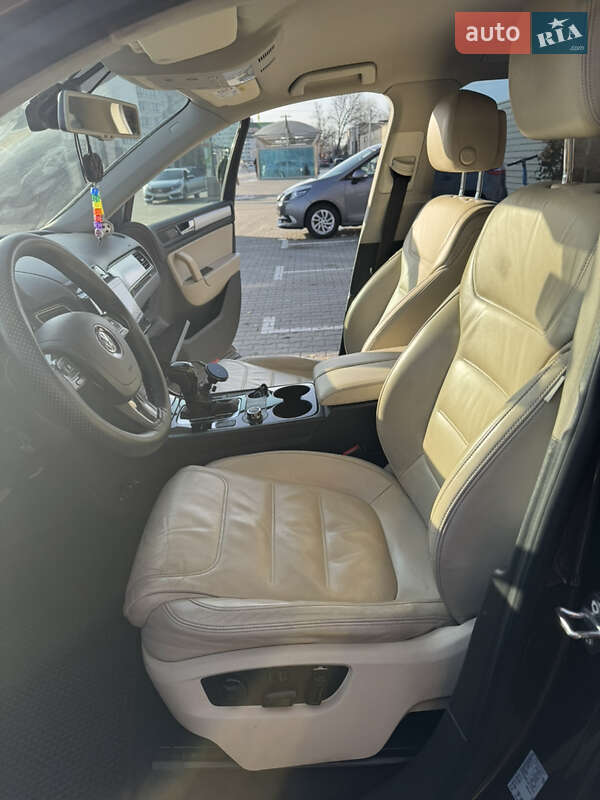 Внедорожник / Кроссовер Volkswagen Touareg 2013 в Вишневом