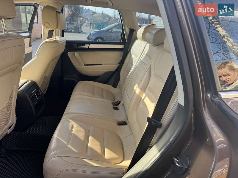 Внедорожник / Кроссовер Volkswagen Touareg 2013 в Вишневом