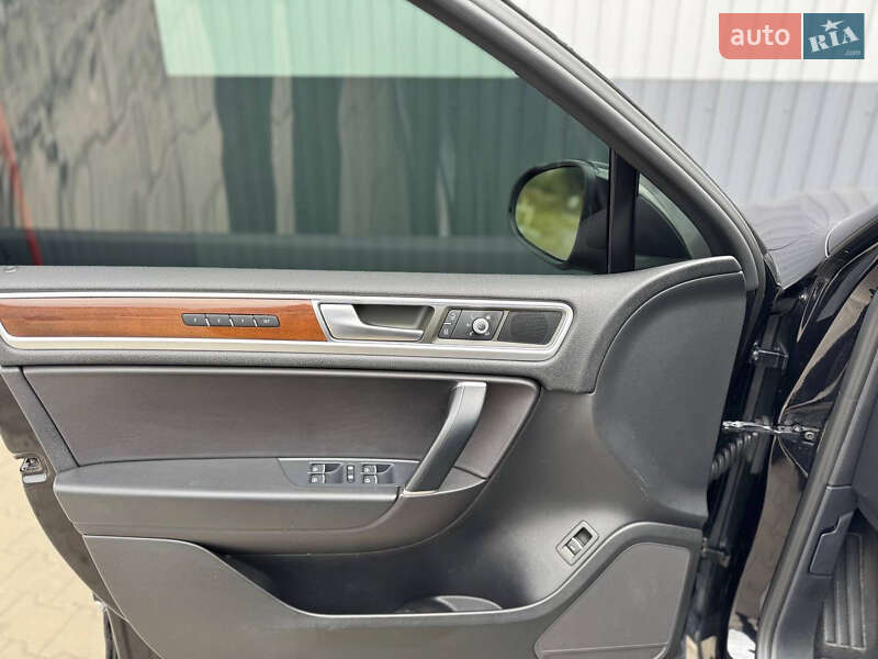 Внедорожник / Кроссовер Volkswagen Touareg 2015 в Луцке