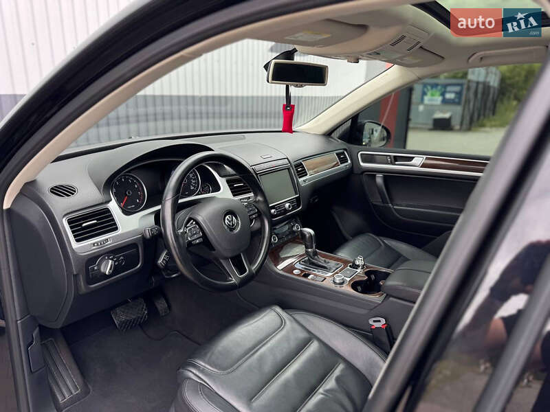 Внедорожник / Кроссовер Volkswagen Touareg 2015 в Луцке