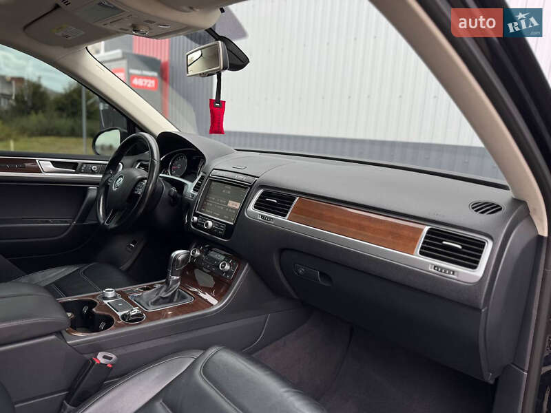 Внедорожник / Кроссовер Volkswagen Touareg 2015 в Луцке