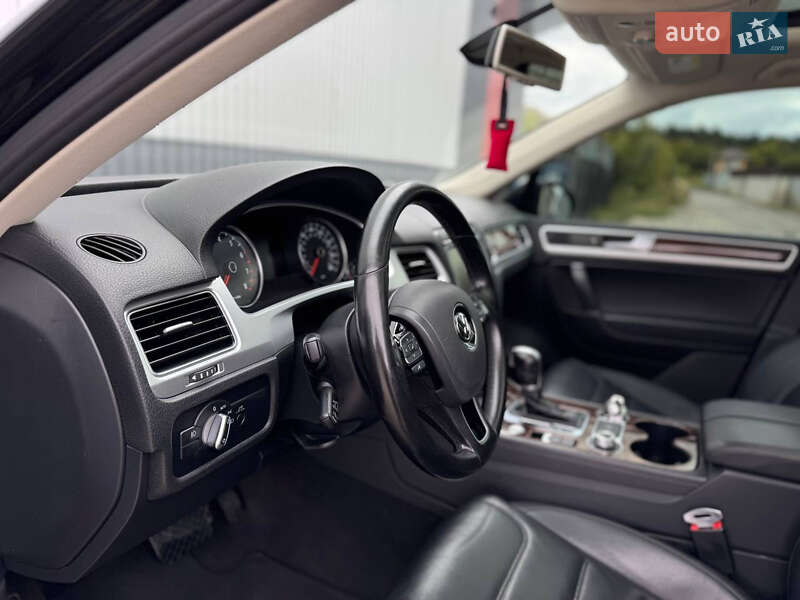 Внедорожник / Кроссовер Volkswagen Touareg 2015 в Луцке