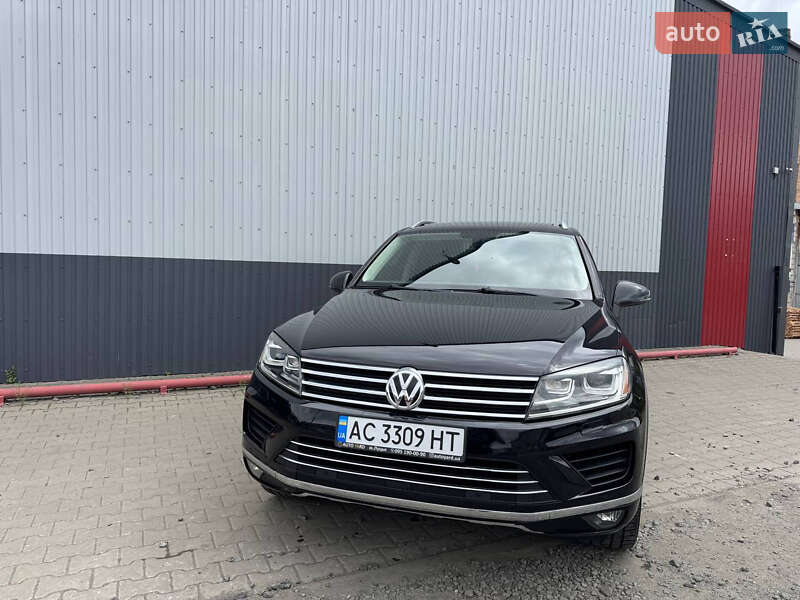 Внедорожник / Кроссовер Volkswagen Touareg 2015 в Луцке