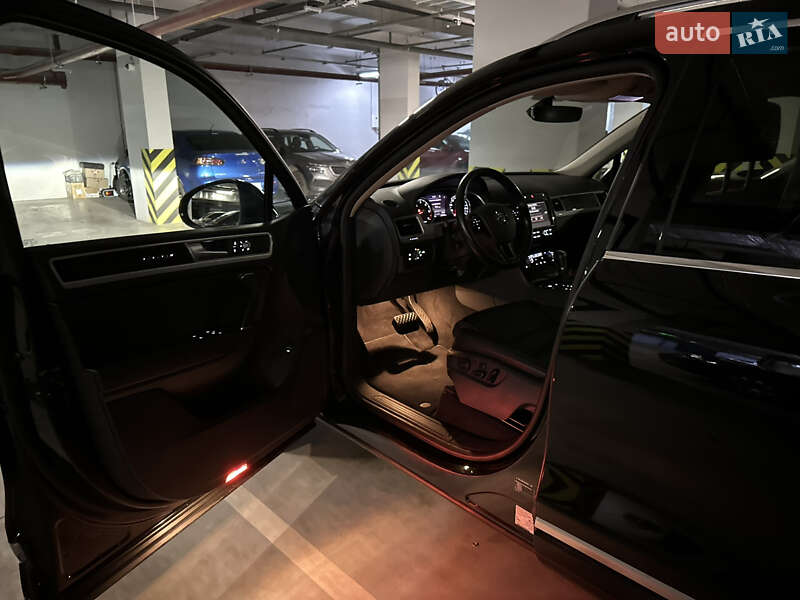 Внедорожник / Кроссовер Volkswagen Touareg 2017 в Киеве