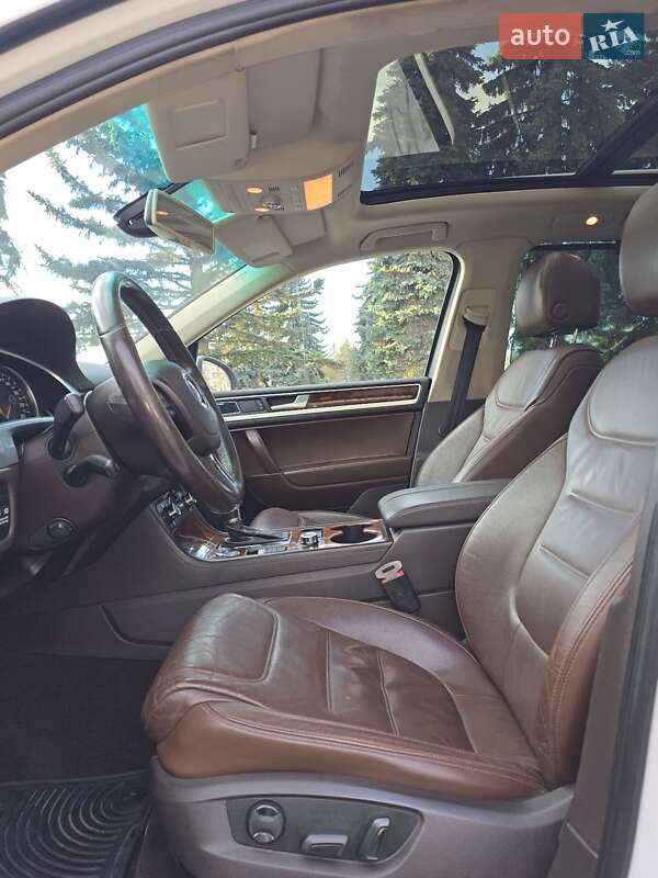 Позашляховик / Кросовер Volkswagen Touareg 2012 в Чернівцях