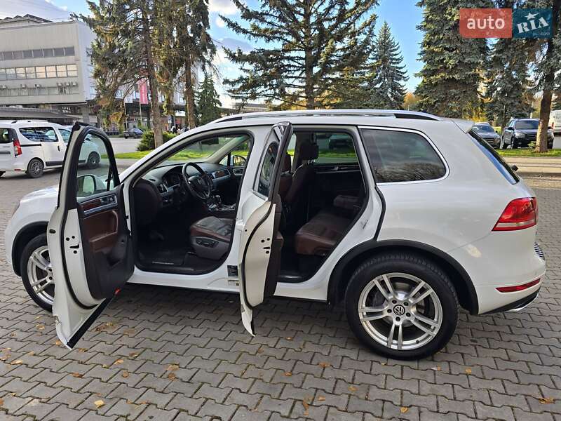 Позашляховик / Кросовер Volkswagen Touareg 2012 в Чернівцях