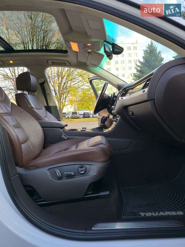 Позашляховик / Кросовер Volkswagen Touareg 2012 в Чернівцях