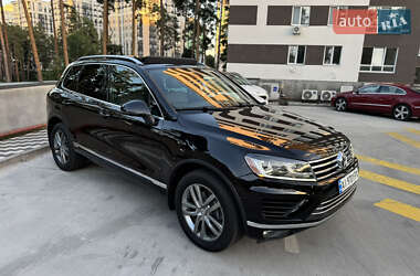 Внедорожник / Кроссовер Volkswagen Touareg 2015 в Ирпене