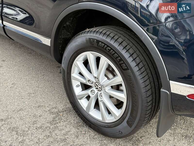 Внедорожник / Кроссовер Volkswagen Touareg 2015 в Киеве