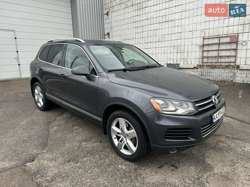 Внедорожник / Кроссовер Volkswagen Touareg 2013 в Киеве