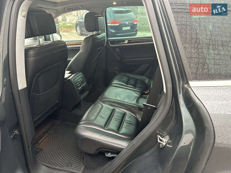 Внедорожник / Кроссовер Volkswagen Touareg 2013 в Киеве