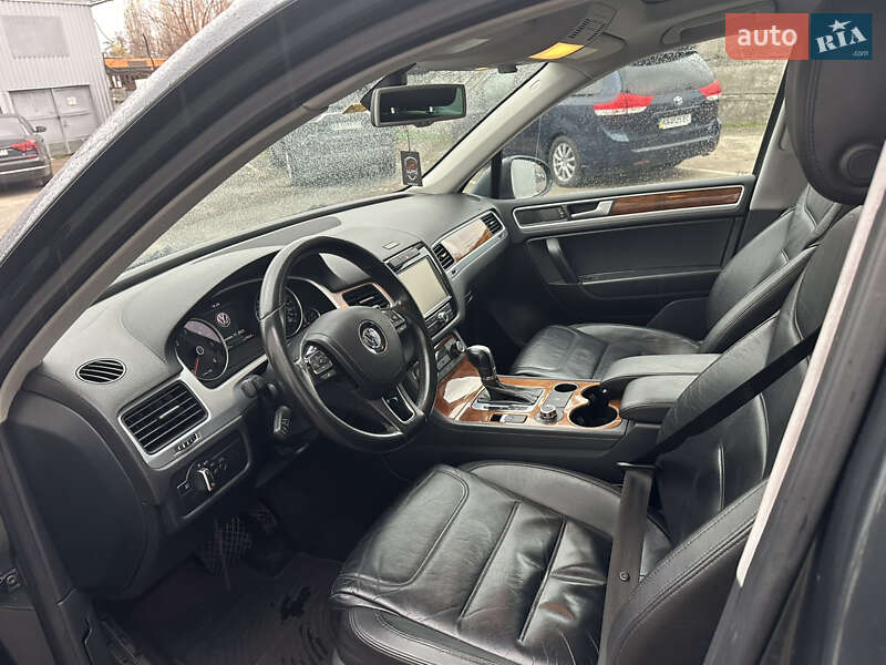 Внедорожник / Кроссовер Volkswagen Touareg 2013 в Киеве