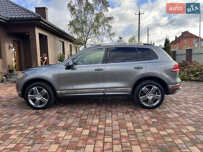 Внедорожник / Кроссовер Volkswagen Touareg 2016 в Луцке