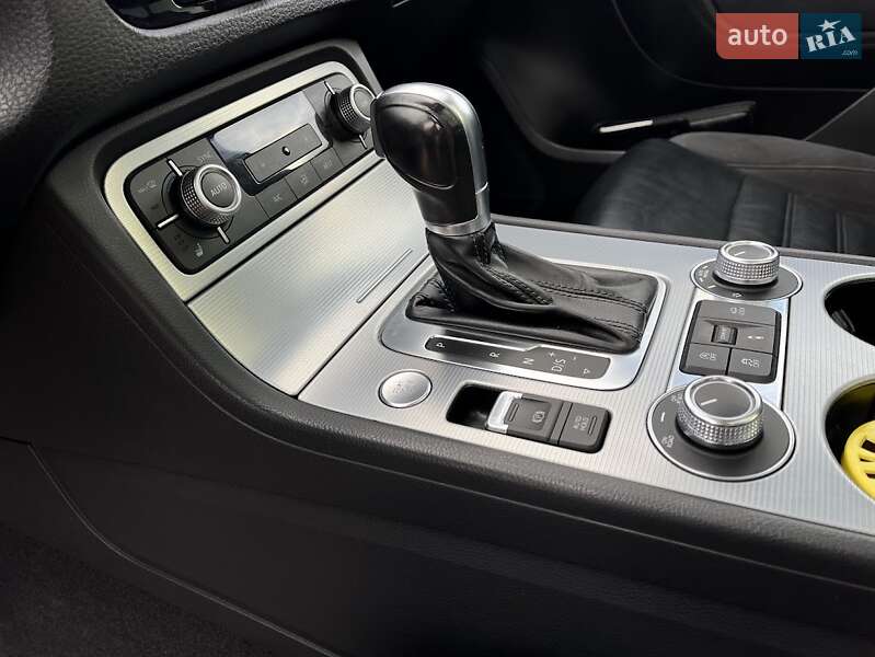 Внедорожник / Кроссовер Volkswagen Touareg 2016 в Луцке