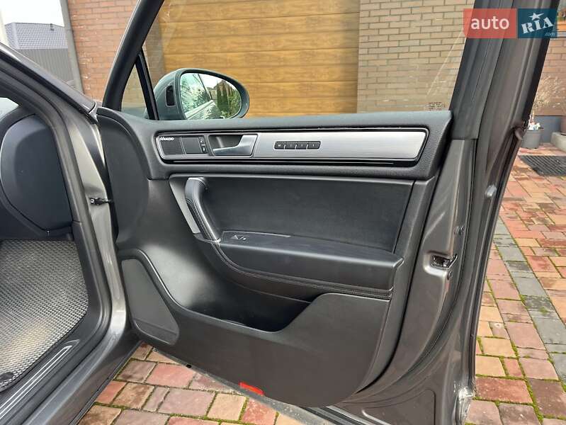 Внедорожник / Кроссовер Volkswagen Touareg 2016 в Луцке