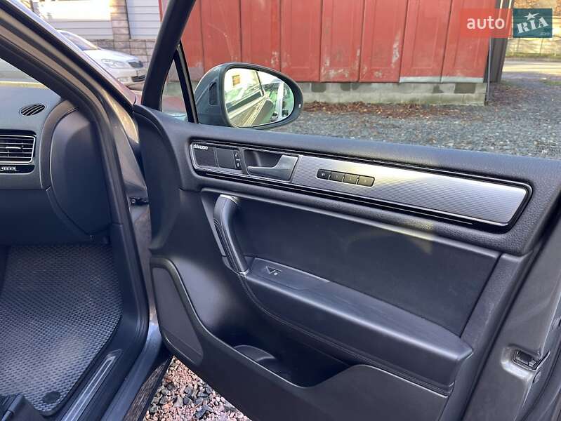 Внедорожник / Кроссовер Volkswagen Touareg 2016 в Луцке