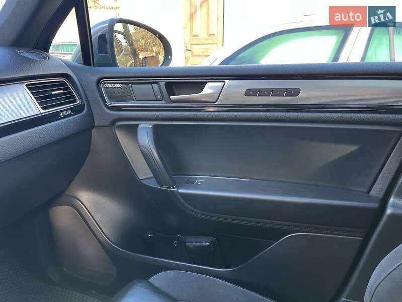 Внедорожник / Кроссовер Volkswagen Touareg 2016 в Луцке