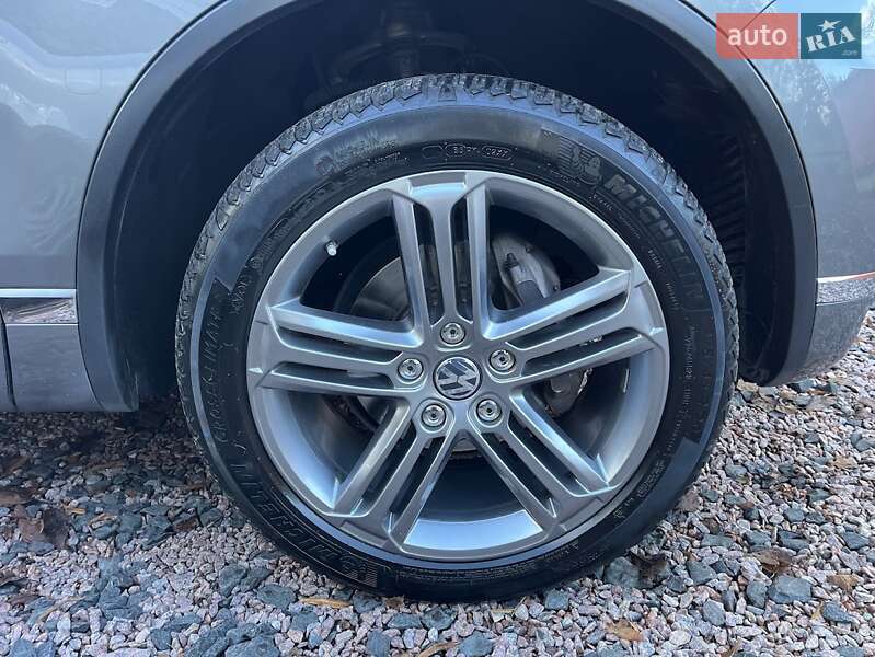Внедорожник / Кроссовер Volkswagen Touareg 2016 в Луцке