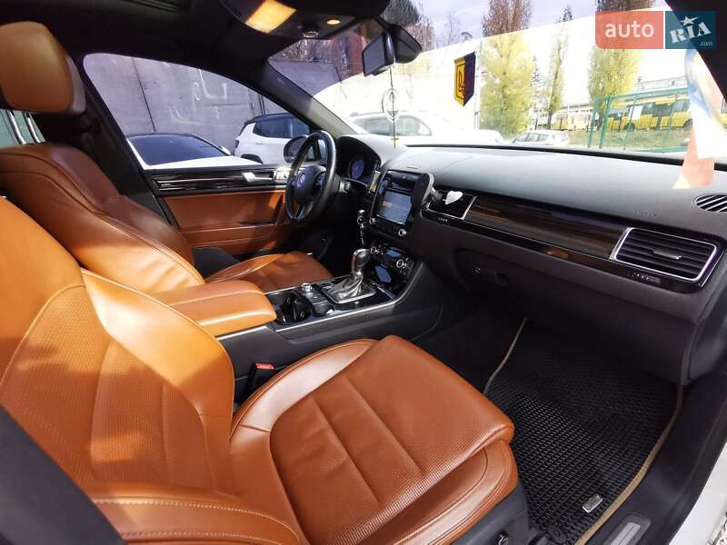 Внедорожник / Кроссовер Volkswagen Touareg 2013 в Хмельницком