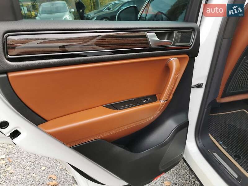 Внедорожник / Кроссовер Volkswagen Touareg 2013 в Хмельницком