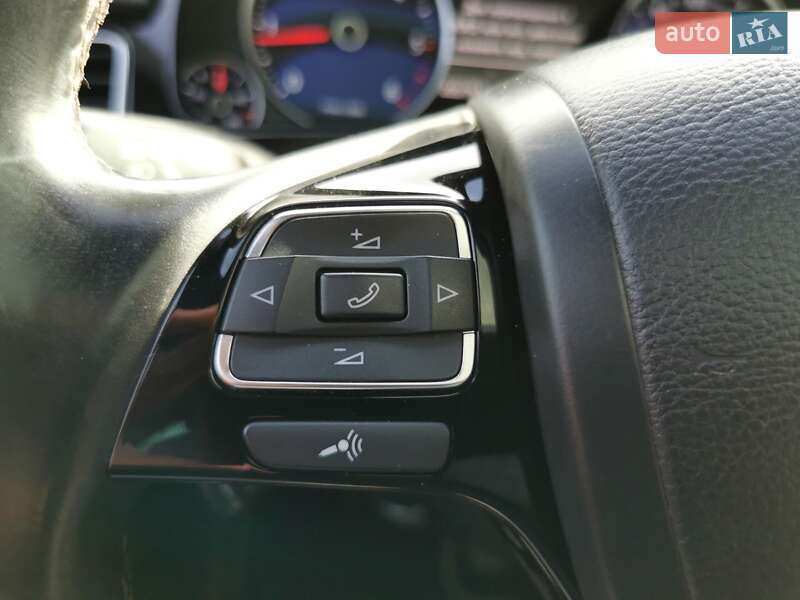 Внедорожник / Кроссовер Volkswagen Touareg 2013 в Хмельницком