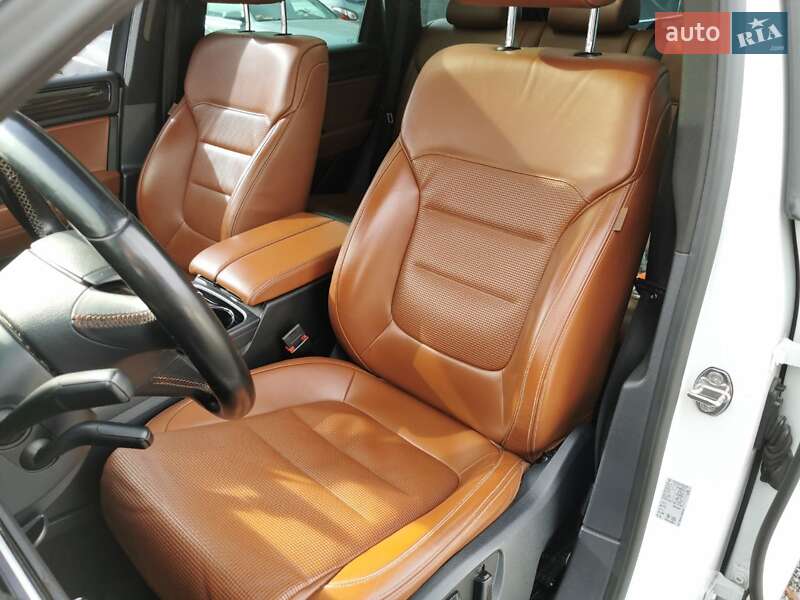 Внедорожник / Кроссовер Volkswagen Touareg 2013 в Хмельницком