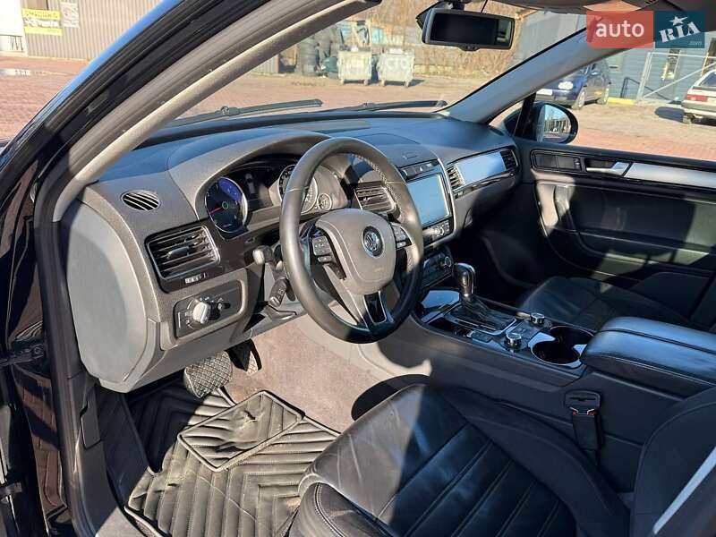 Внедорожник / Кроссовер Volkswagen Touareg 2013 в Ровно