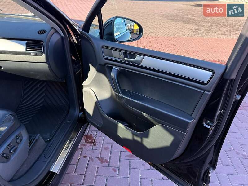 Внедорожник / Кроссовер Volkswagen Touareg 2013 в Ровно