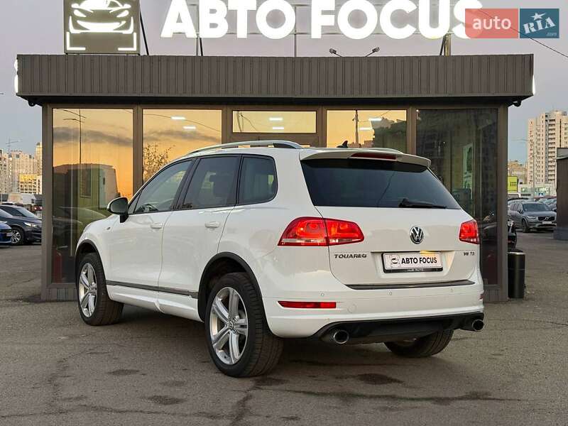 Внедорожник / Кроссовер Volkswagen Touareg 2012 в Киеве