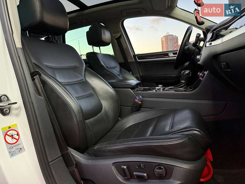 Внедорожник / Кроссовер Volkswagen Touareg 2012 в Киеве