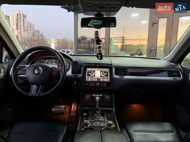 Внедорожник / Кроссовер Volkswagen Touareg 2012 в Киеве