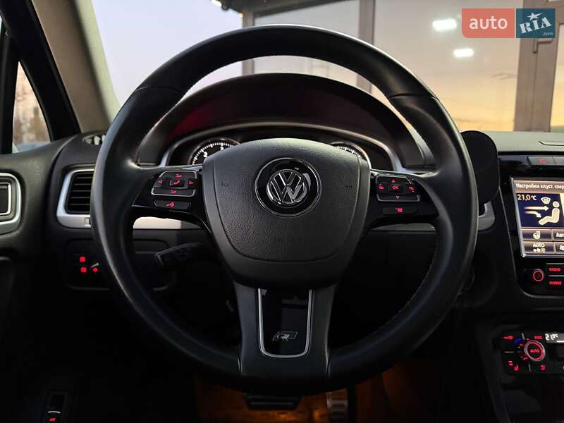 Внедорожник / Кроссовер Volkswagen Touareg 2012 в Киеве