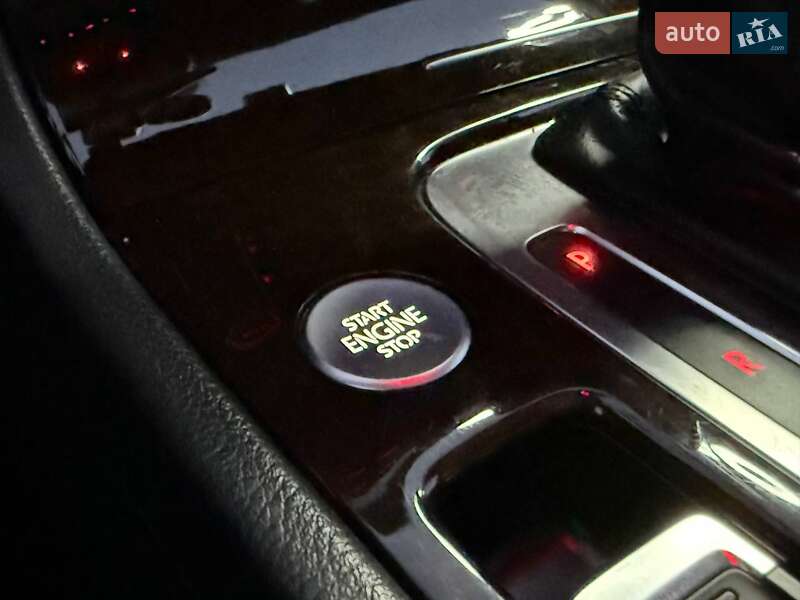 Внедорожник / Кроссовер Volkswagen Touareg 2012 в Киеве