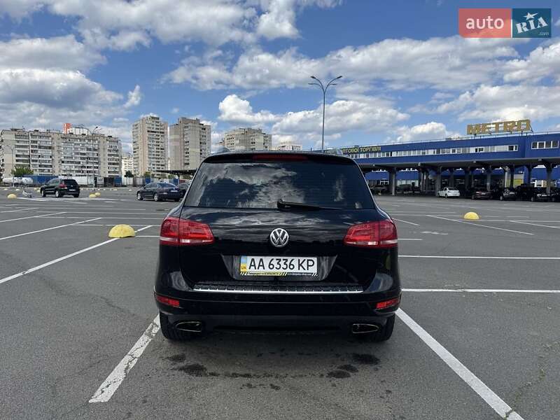 Внедорожник / Кроссовер Volkswagen Touareg 2014 в Киеве