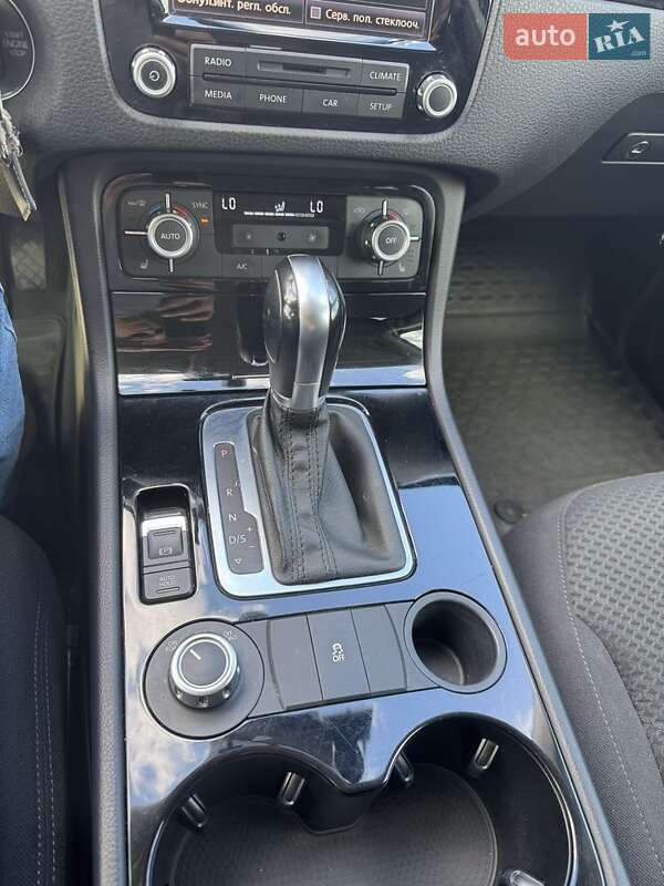 Внедорожник / Кроссовер Volkswagen Touareg 2014 в Киеве