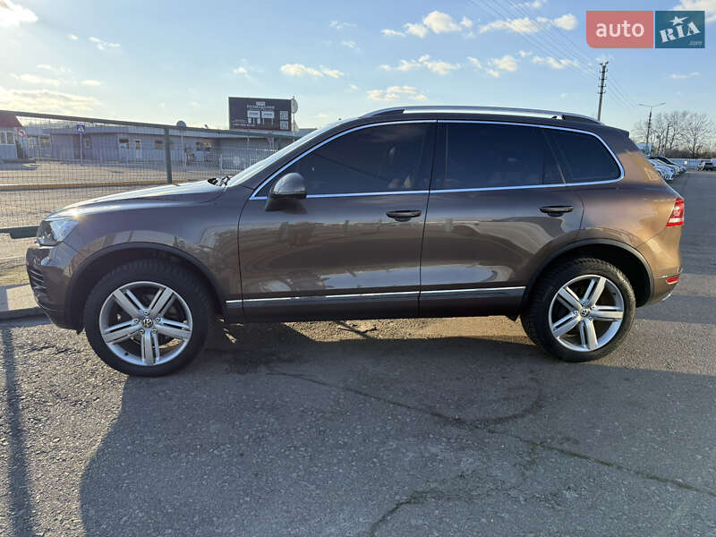 Внедорожник / Кроссовер Volkswagen Touareg 2011 в Киеве