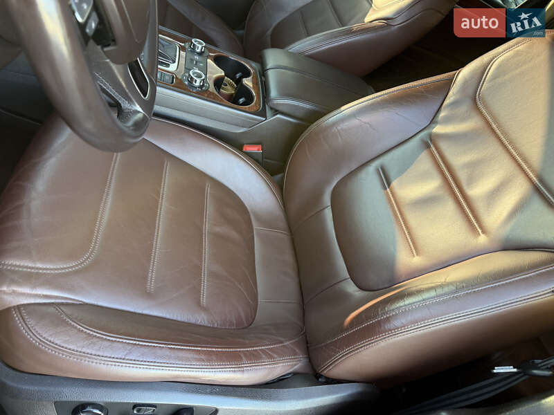 Внедорожник / Кроссовер Volkswagen Touareg 2011 в Киеве