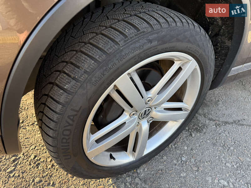 Внедорожник / Кроссовер Volkswagen Touareg 2011 в Киеве