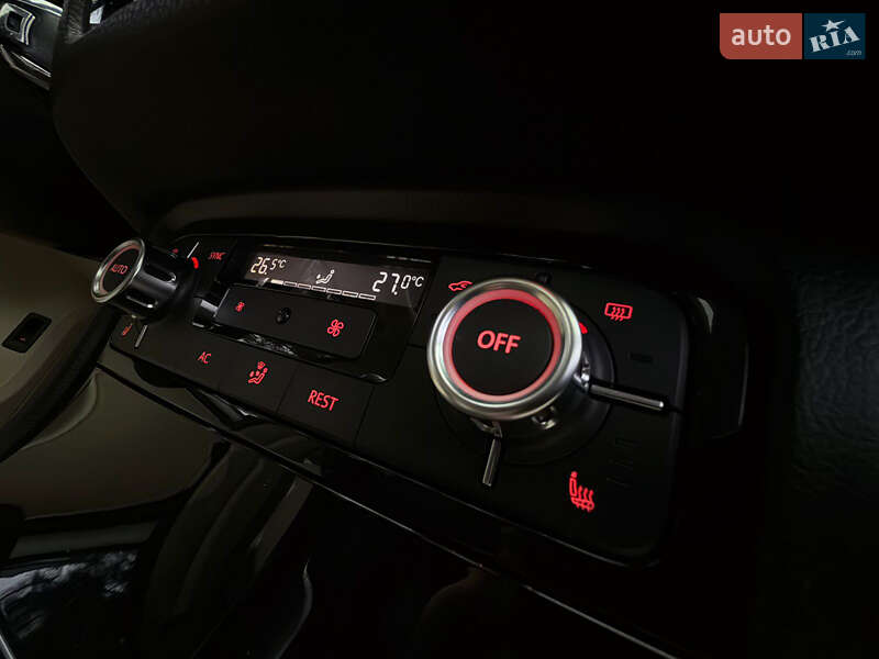 Внедорожник / Кроссовер Volkswagen Touareg 2014 в Одессе