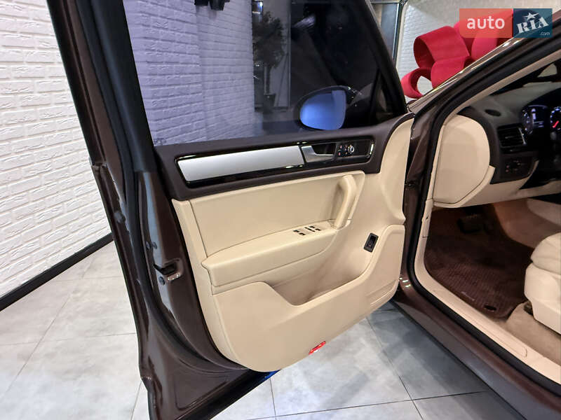 Внедорожник / Кроссовер Volkswagen Touareg 2014 в Одессе