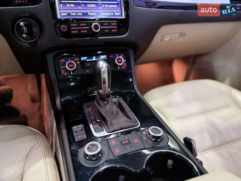 Внедорожник / Кроссовер Volkswagen Touareg 2014 в Одессе