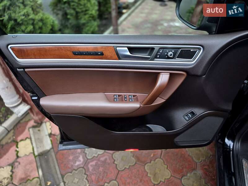 Внедорожник / Кроссовер Volkswagen Touareg 2012 в Запорожье