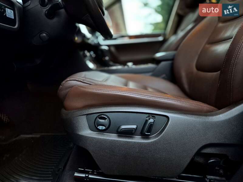 Внедорожник / Кроссовер Volkswagen Touareg 2012 в Запорожье