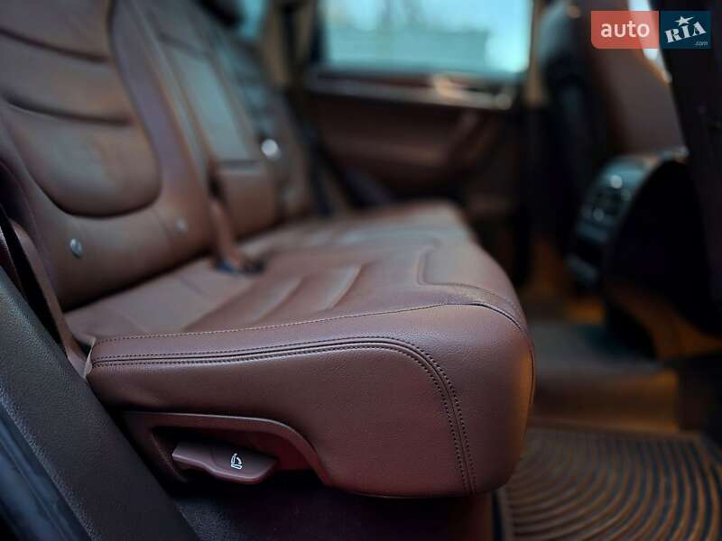 Внедорожник / Кроссовер Volkswagen Touareg 2012 в Запорожье